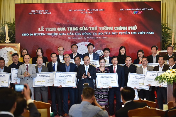 Thủ tướng c&ugrave;ng c&aacute;c nh&agrave; t&agrave;i trợ tham gia đấu gi&aacute; b&oacute;ng v&agrave; &aacute;o đấu của đội tuyển U23 Việt Nam